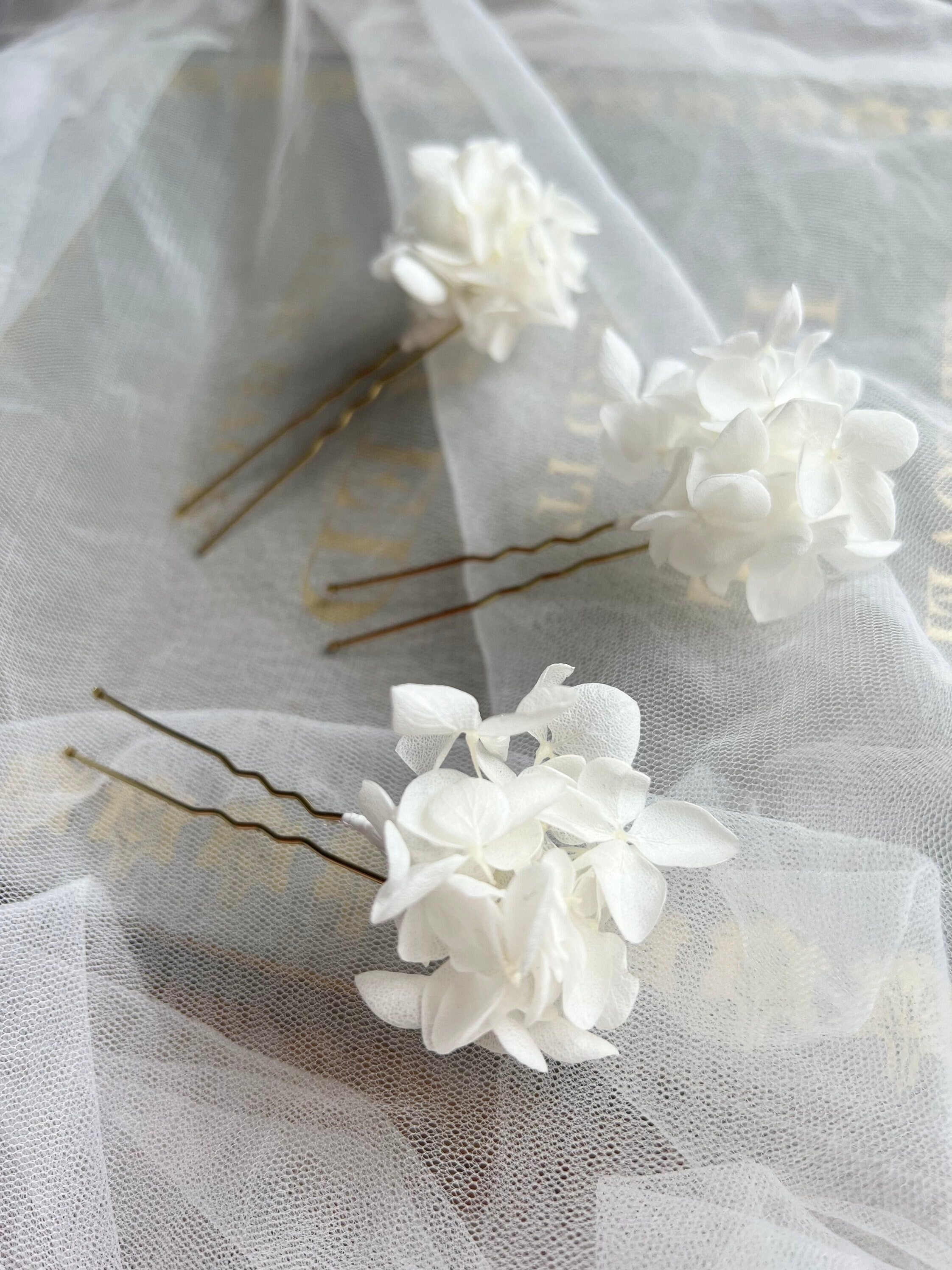 White Flower Bridal Hair Pins, Floral Wedding Hair Pins, Minimal Bride –  Casa & Flores
